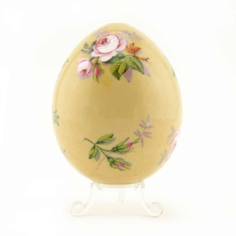 A Russian antique porcelain Easter egg with roses - Image 2