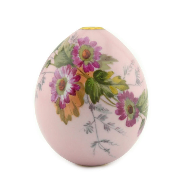 Russian porcelain Easter egg with daisies
