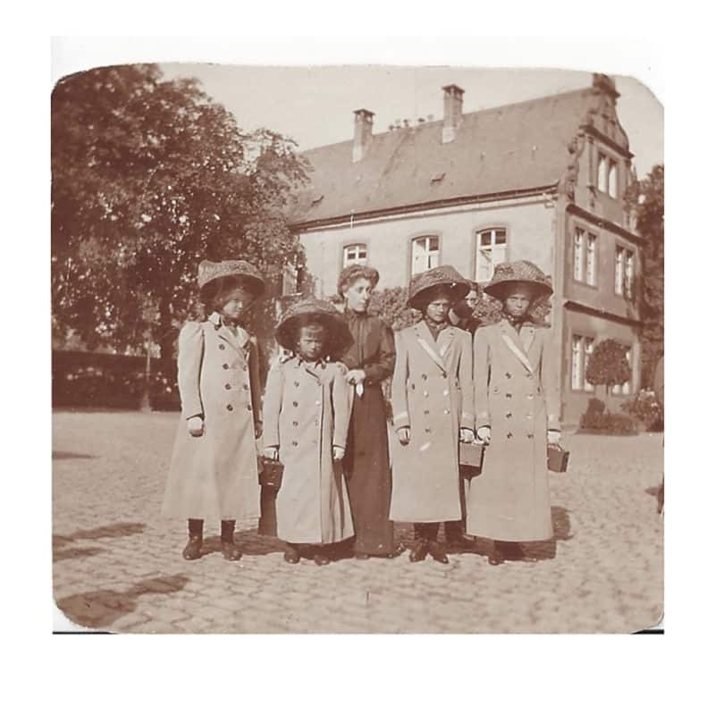 A photo of Grand Duchesses Olga, Tatiana, Maria, & Anastasia with Princess Victoria of England at Friedberg in Hesse