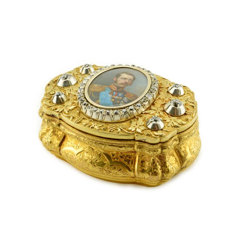 A Diamond-Set Gold Imperial Presentation Snuffbox with Portrait of Emperor Alexander II - Image 2