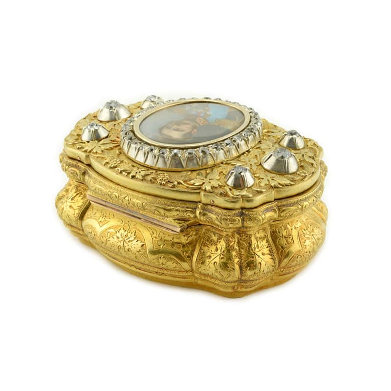A Diamond-Set Gold Imperial Presentation Snuffbox with Portrait of Emperor Alexander II - Image 3